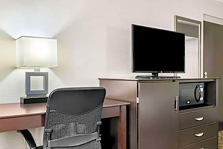 ACCESSIBLE - 2 QUEEN,MOBILITY ACCESSIBLE,BATHTUB,NSMK,FULL BREAKFAST