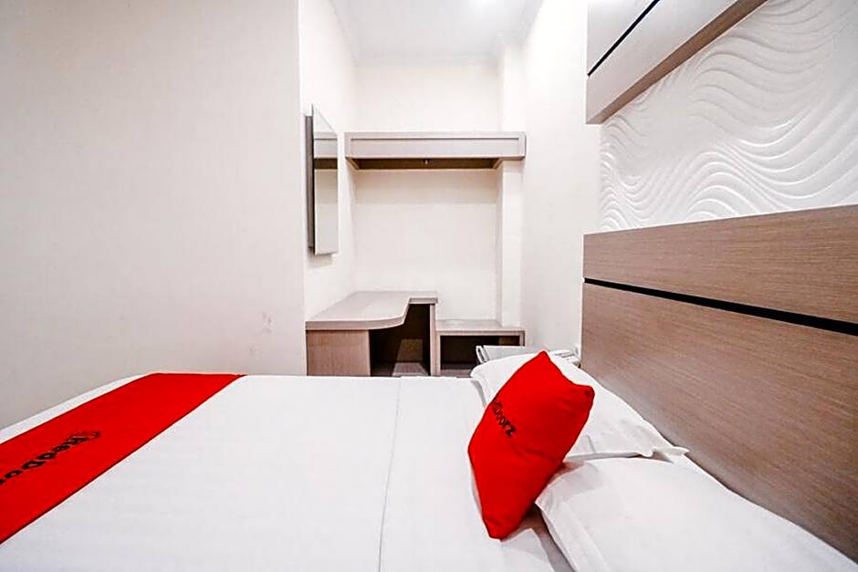 Reddoorz Plus near Makassar Town Square