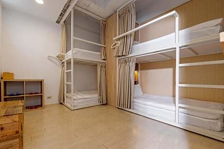 Quadruple Room with Private Bathroom