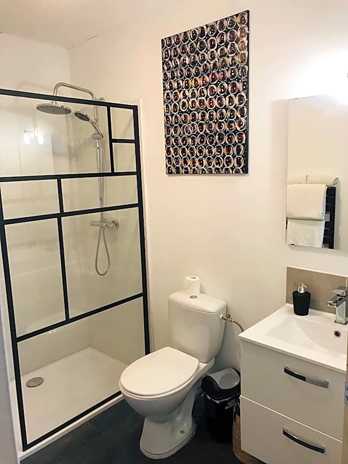 Hôte Labyrinthe lit 180 cm salle de bain, petit dej compris