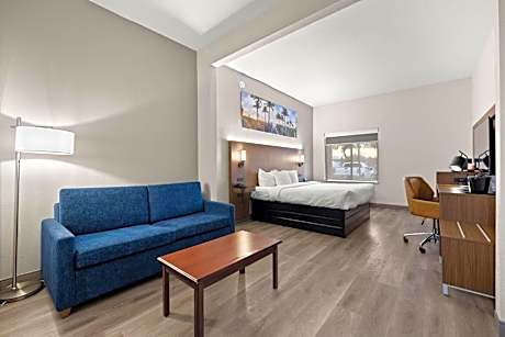 King Suite - Accessible/Non-Smoking