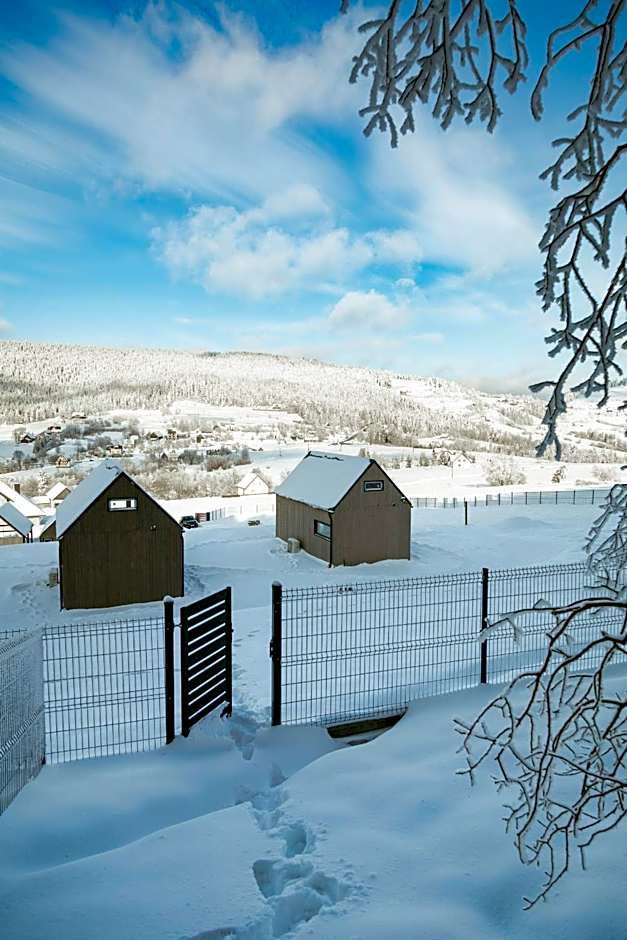 Stodoły Modyń - Domki w Beskidzie Wyspowym - staw kąpielowy, balia, sauna, grota solna - widok na góry