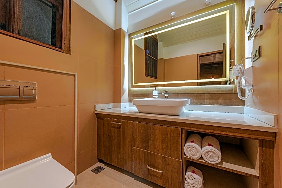 Shanthi Kunnj Riverside Exotica