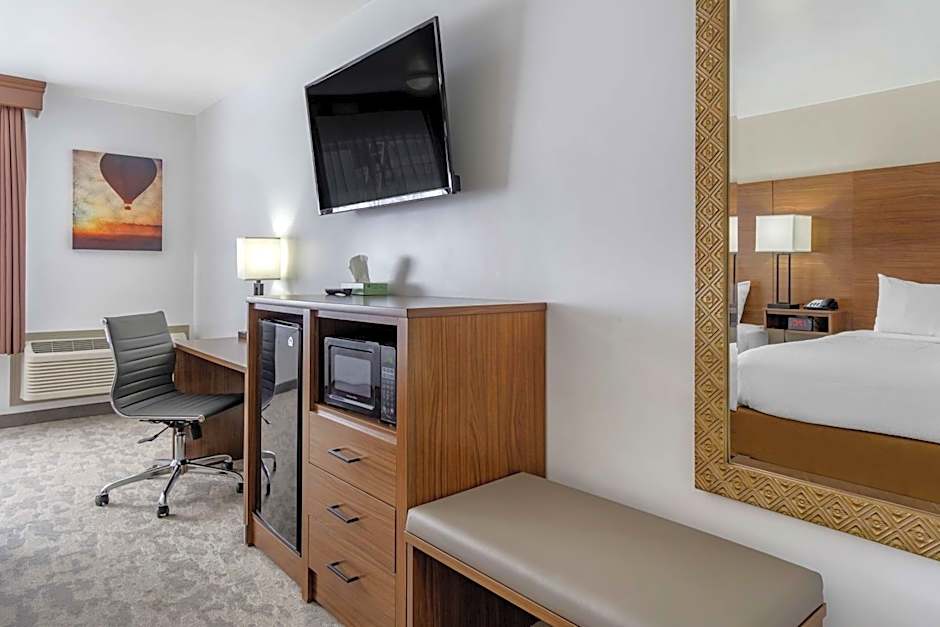 Best Western Plus Lake Front Hotel