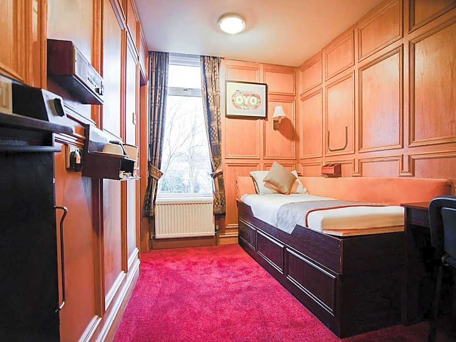 OYO The Rowers Hotel