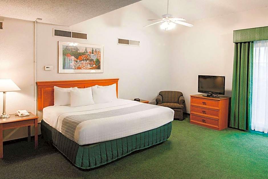 La Quinta Inn & Suites by Wyndham Indianapolis Airport Lynhurst