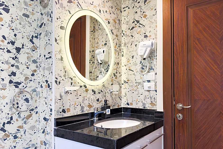 The 2BDR Radiant Residence 5 min to Airport