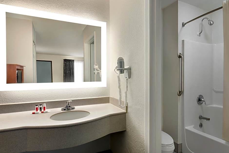 Howard Johnson by Wyndham Chattanooga Lookout Mountain I-24