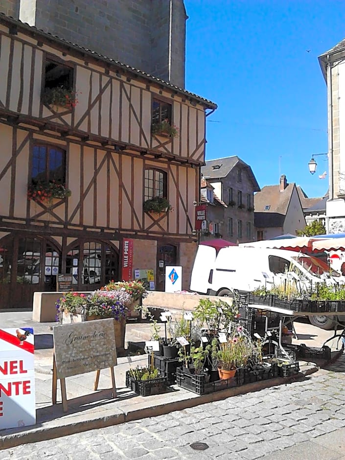 3 Place des Arbres, Chambres D'Hôtes, Felletin