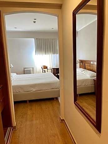 Standard Room- Large bed- Interior view