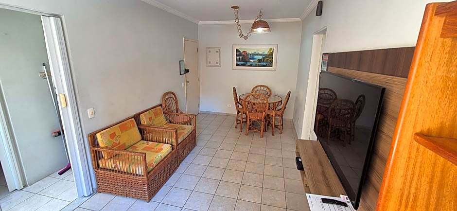 ESD01- Ar Condicionado 5min a pé da Praia da Enseada, Apartamento