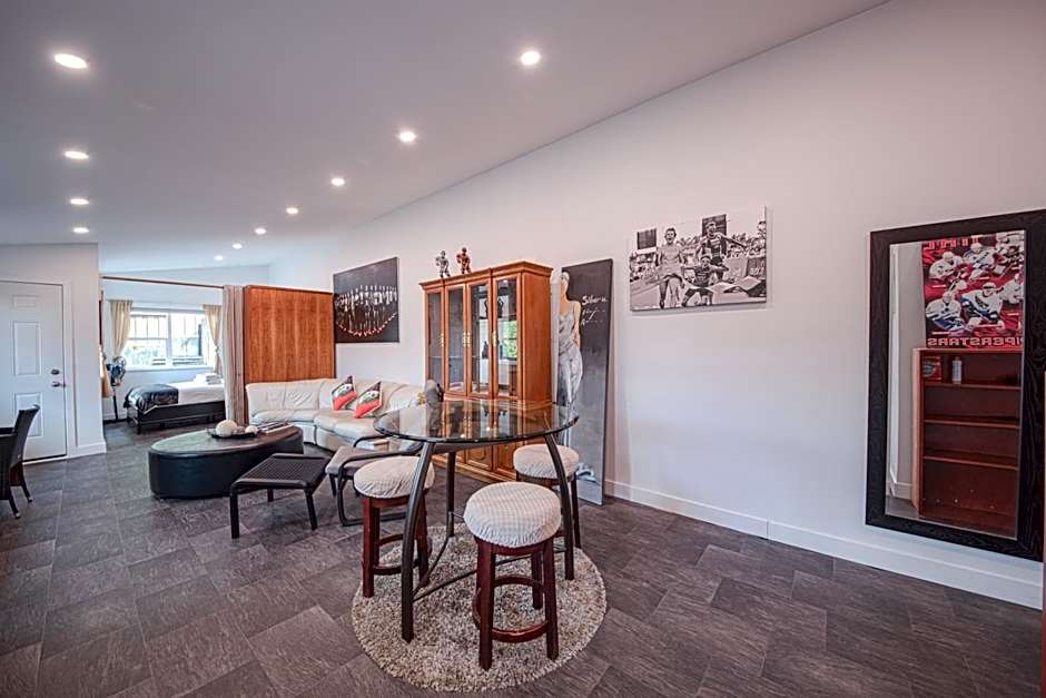 The Lions Self Contained Suite, Shared Pool, Hot Tub, Views