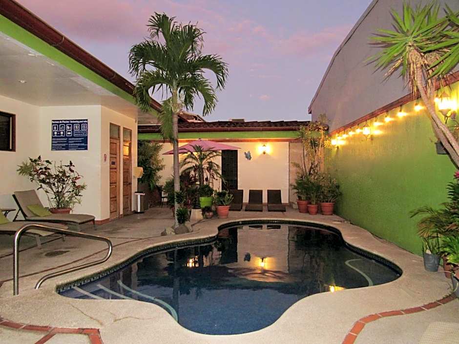 Hotel La Guaria Inn & Suites