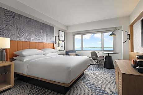 Club lounge access, Deluxe Guest room, 1 King, Bay view