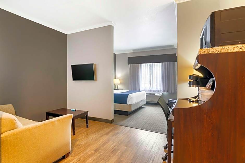 Best Western Plus Olathe Hotel & Suites