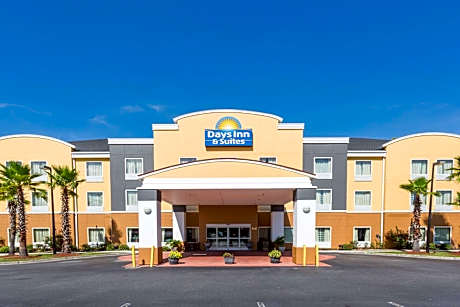 Days Inn & Suites by Wyndham Savannah North I-95