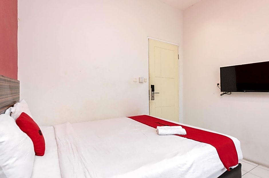 RedDoorz near Seasons City Mall