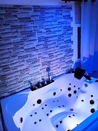 Chambre meublée indépendante, jacuzzi dans la chambre à 60110 Amblainville près de Paris