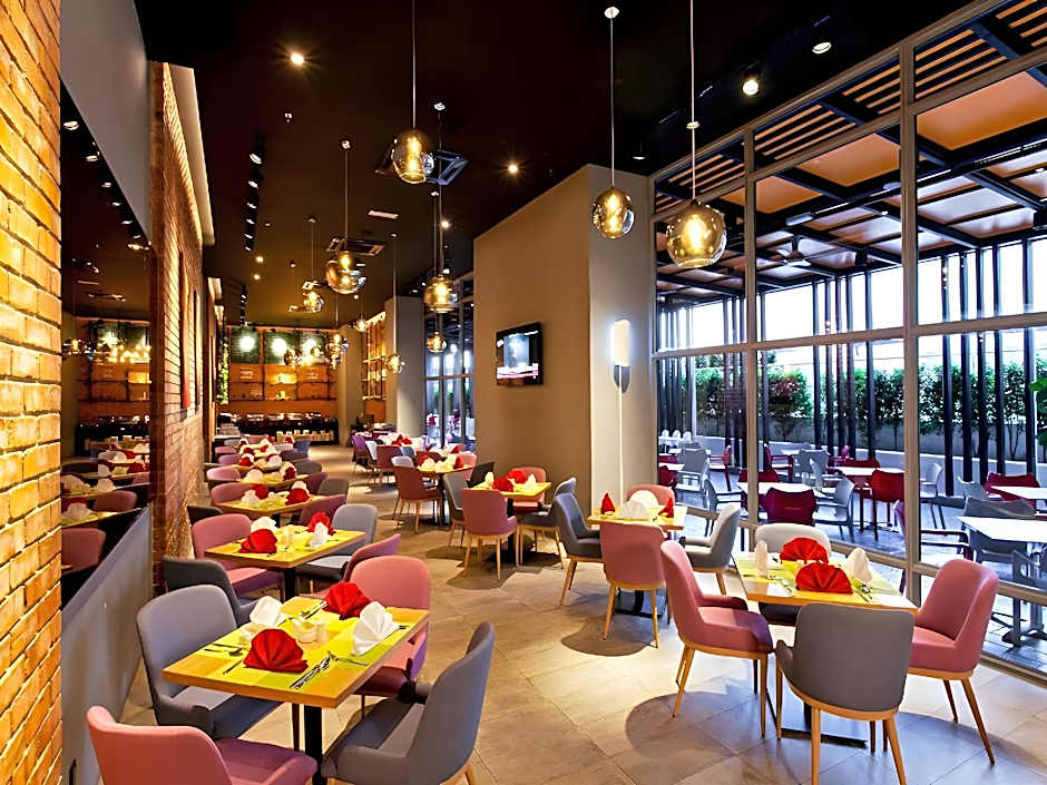 The Straits Hotel & Suites