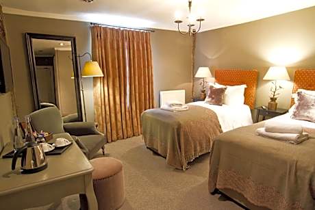 Twin room-Premium-Ensuite with Shower