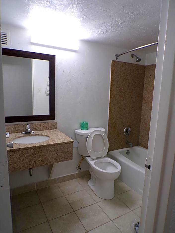 Regal 8 Inn & Suites