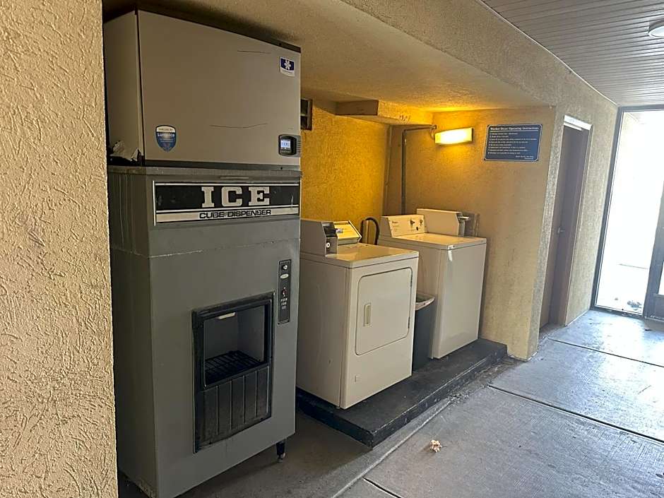 Econo Lodge Inn & Suites Southeast