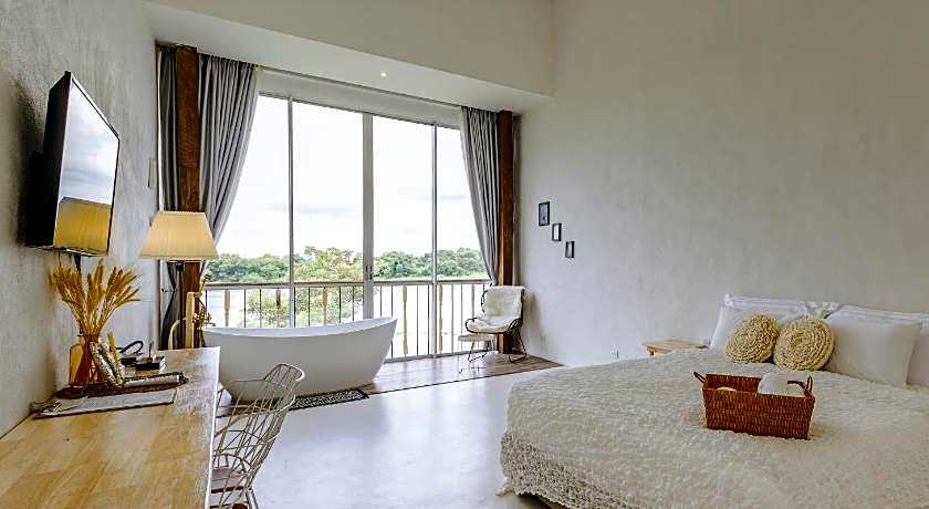 White Wall Riverfront Hotel