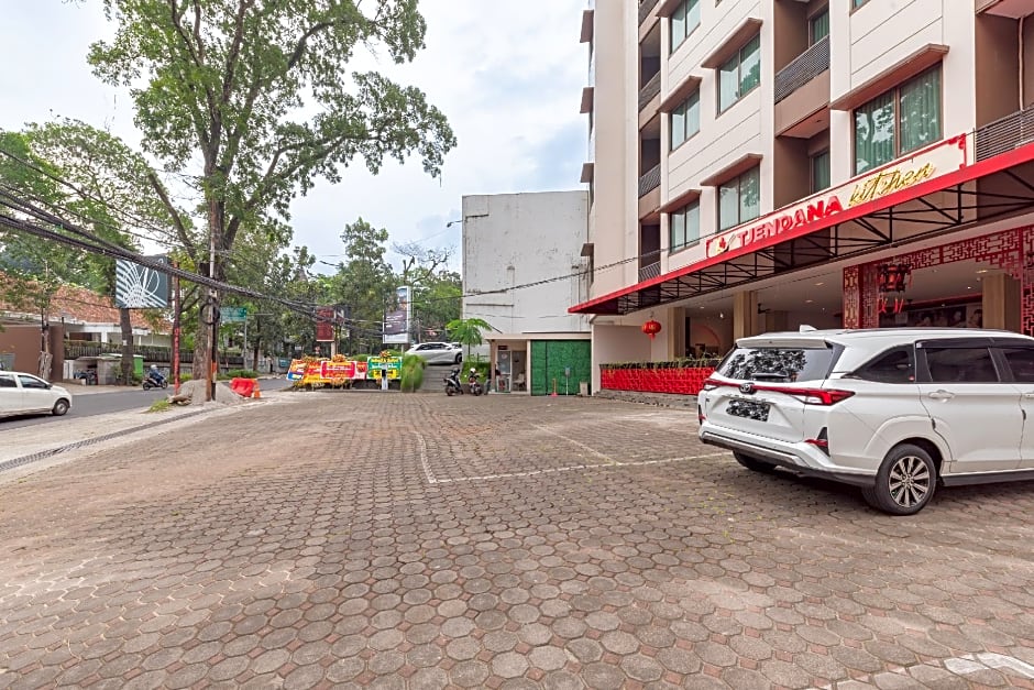 RedDoorz Premium near Paris Van Java Mall