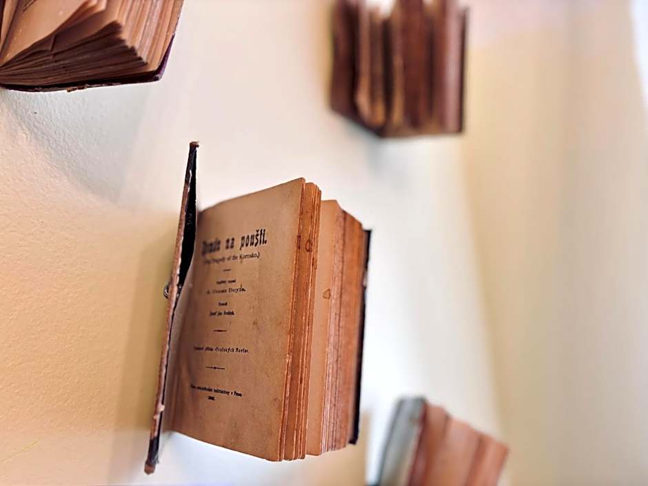 Poet's Theme Room, Free Parking