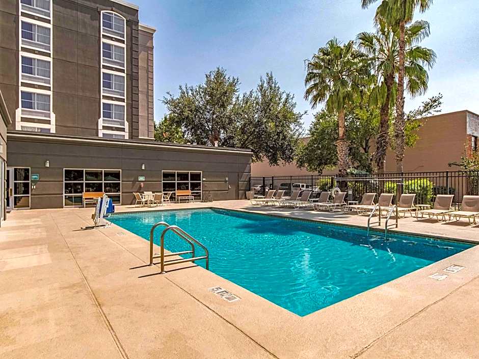 La Quinta Inn & Suites by Wyndham San Antonio Downtown