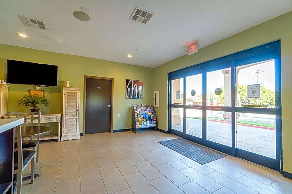 Moulton Inn & Suites By OYO