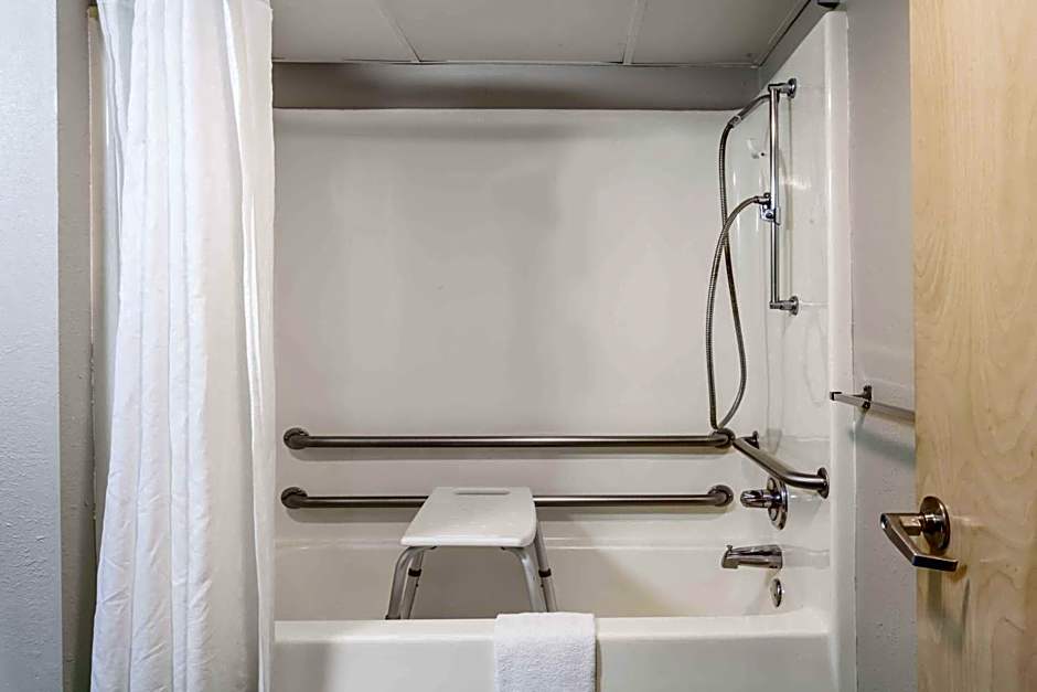 Photo 1 of 4 of 1 Queen Bed, Accessible