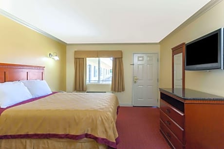 1 King Bed Non-Smoking