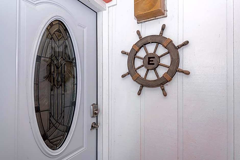 Walk to the Sand, Pool & Hot Tub Waterfront Oasis