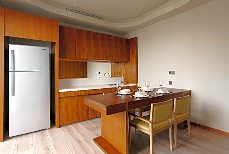 ambassador suite, 1 bedroom larger suite, 1 king, magong port view, harbor view, corner room