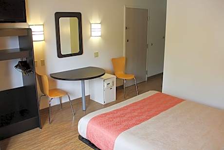 Deluxe Queen Room - Non-Smoking