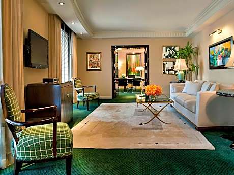 New York Apartment with One King Bed