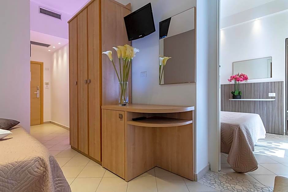 Hotel Mocambo Riccione CENTRALISSIMO AL MARE