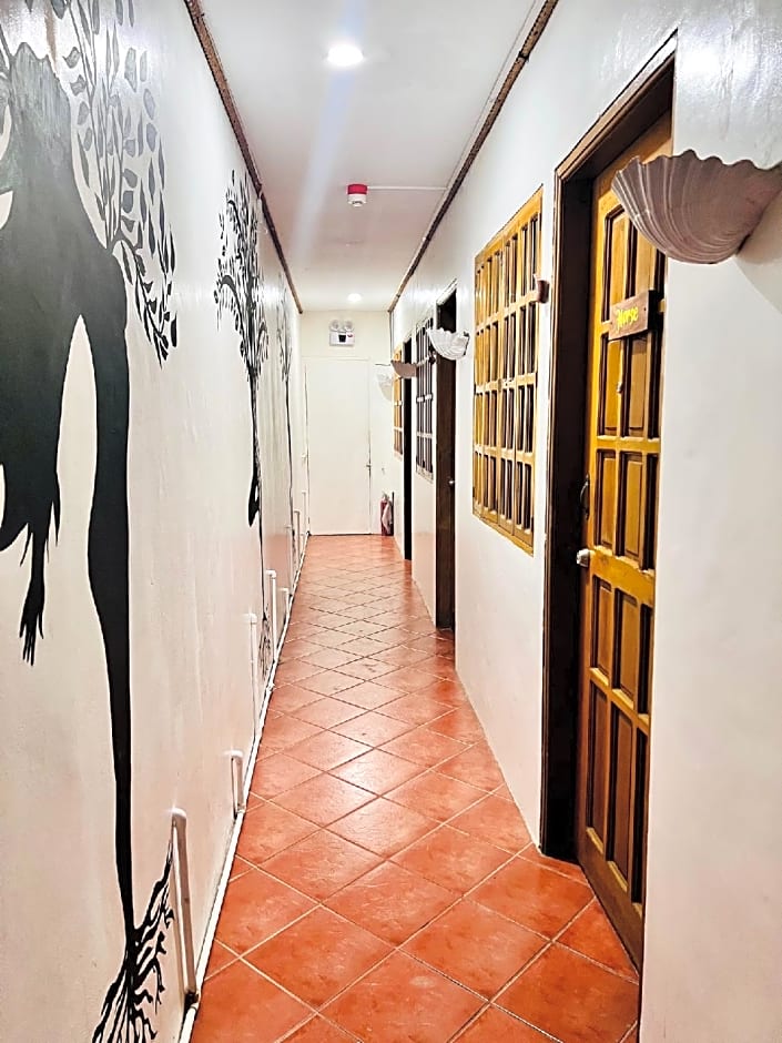 Harleys Pub And Hotel