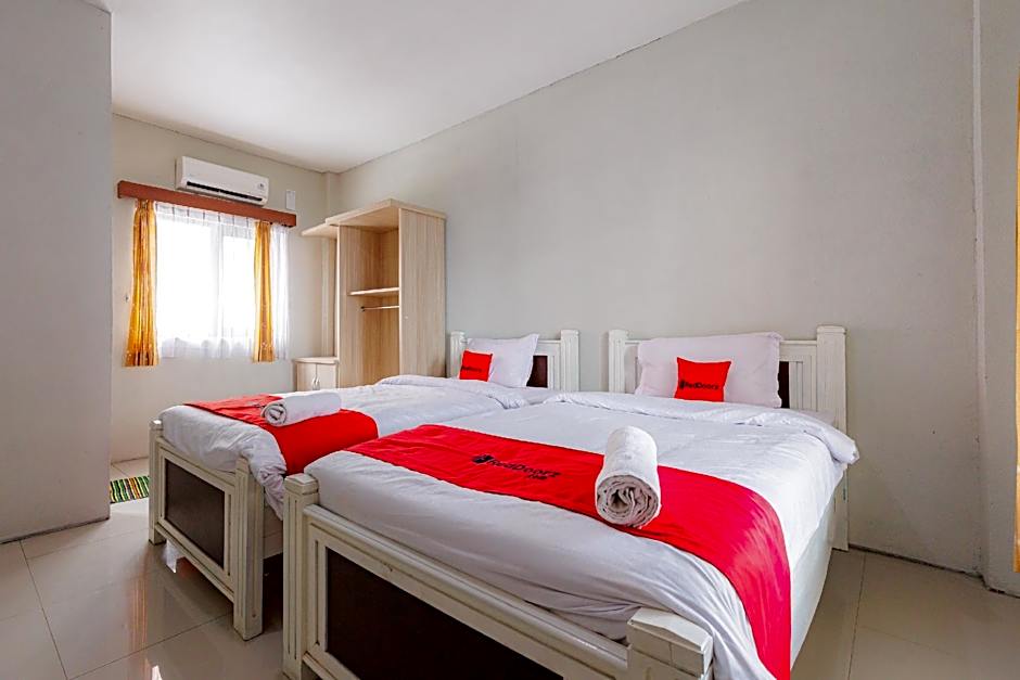 RedDoorz near Taman Rekreasi Selecta