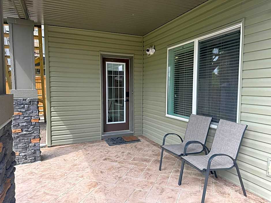 Spacious Private Walkout Entire Suite Close to YYC, DT, Shops, Stampede & Mountains with many Amenities in Panorama Hills NW - 4 Can Sleep
