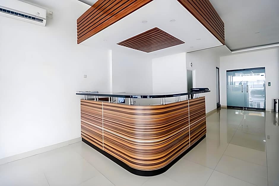 RedDoorz Plus near Living Plaza Jababeka