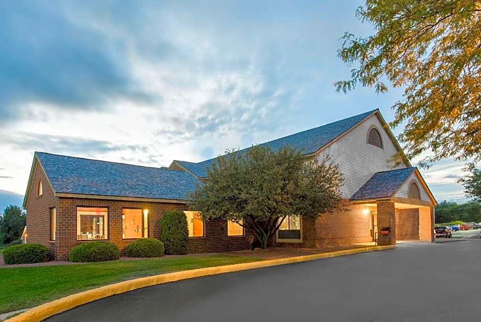 Photo 1 of 25 of Super 8 by Wyndham Dodgeville