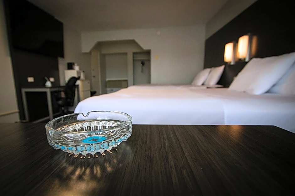 2 Queen Beds, Smoking — 4 fotoğraftan 1. fotoğraf