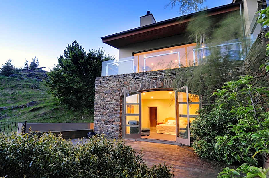 Eichardt's Private Hotel & Lakefront Apartments