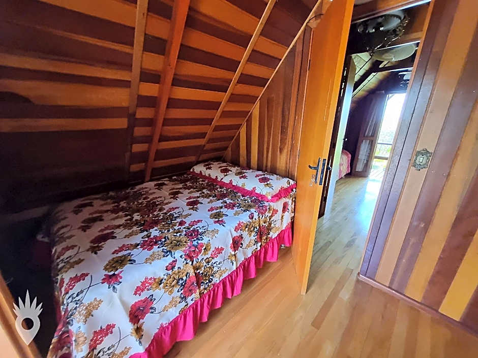 Chalé europeu com vista para natureza no interior