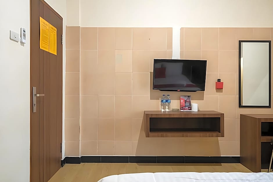 RedDoorz Plus near Ramayana Pematangsiantar