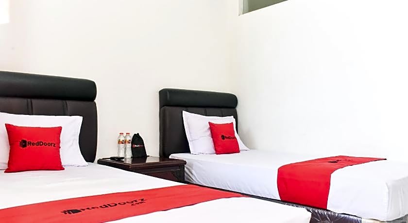 RedDoorz near Alun Alun Wonosobo