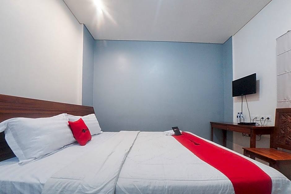 RedDoorz Plus near Green Pramuka Square Mall