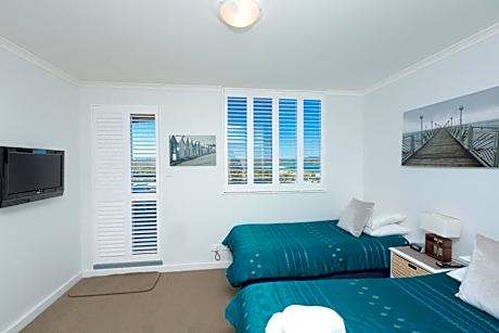 Three-Bedroom Sub-Penthouse Apartment - Level 9